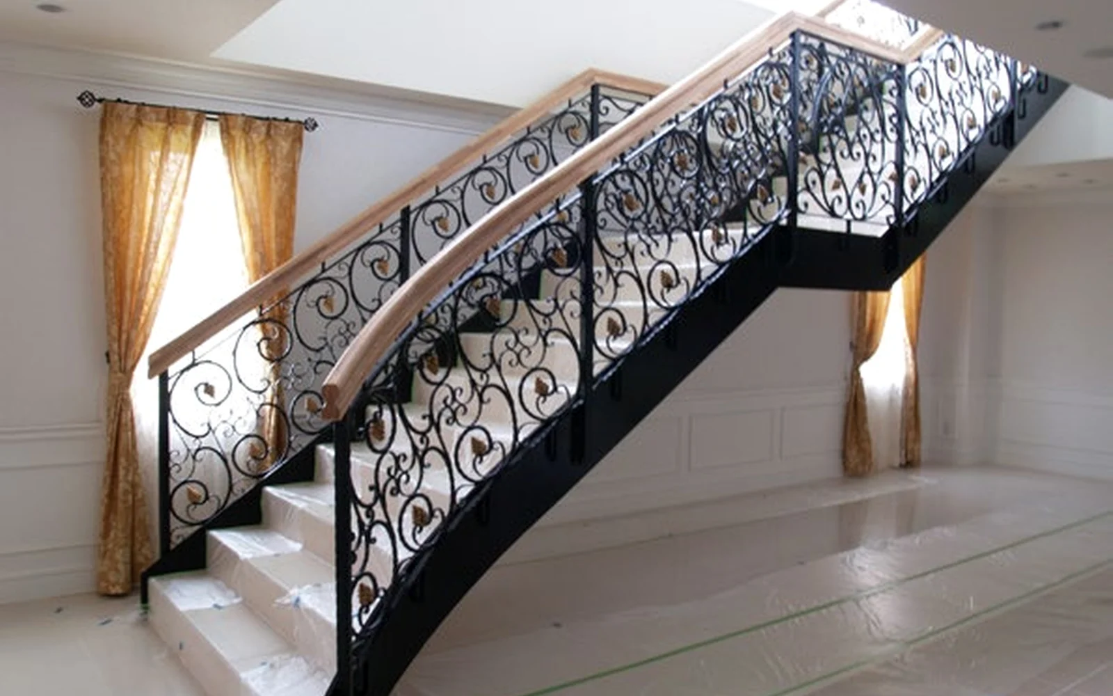 ロートアイアンの階段手すりを取り入れた室内施工写真