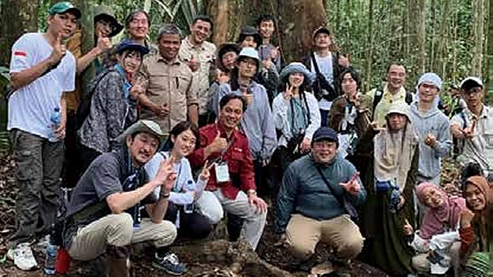 ムラワルマン大学国際交流プログラムで来日した学生と関係者の集合写真