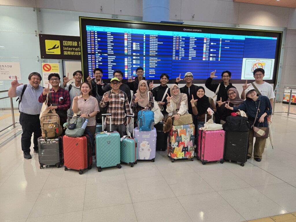 関西国際空港に到着したムラワルマン大学の参加者と関係者