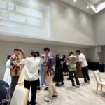 交流会で楽器に触れる参加者