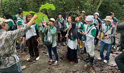 ウリン植林地での説明風景