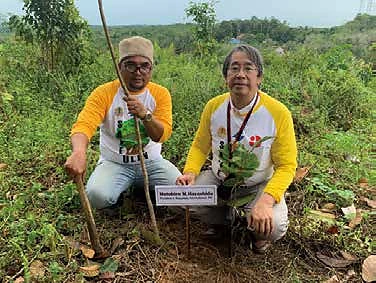 苗木を持つ現地活動の参加者