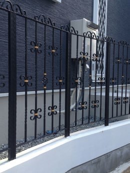 ラクシロン施工例:外構フェンスで外観を引き締める